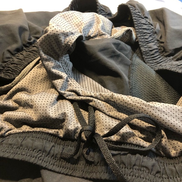 Under Armour Mens Light Weight Shorts, XXL Fitted with drawstring & pockets - Picture 6 of 9